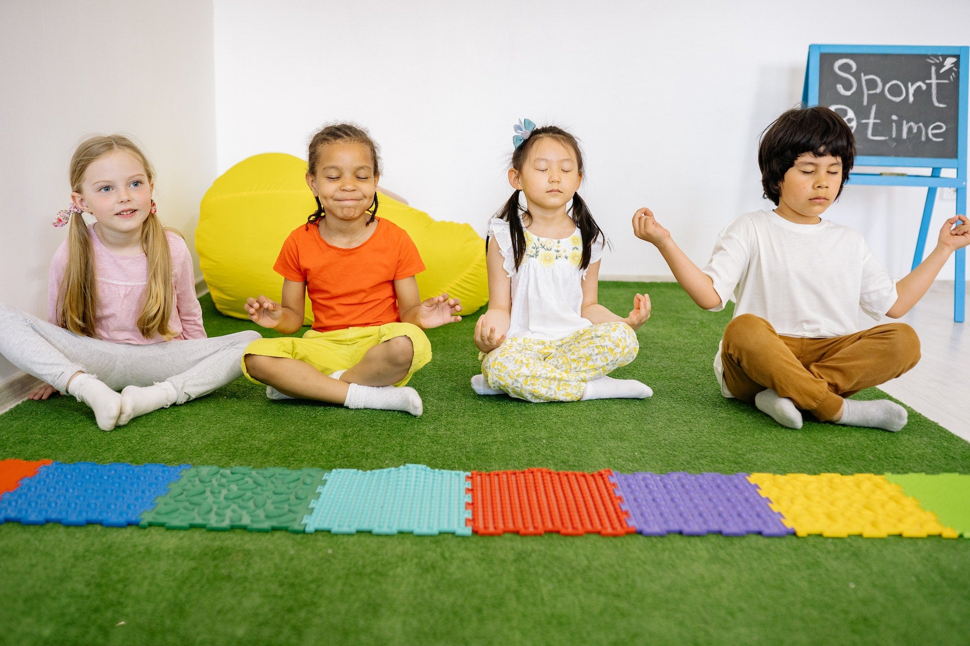 10 BENEFITS OF YOGA FOR KIDS !